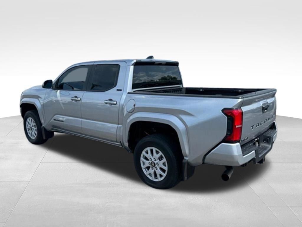 Used 2025 Toyota Tacoma SR5 AWD/4WD image 4