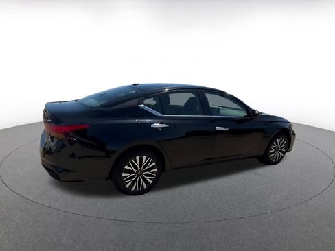 Used 2025 Nissan Altima 2.5 SV FWD image 14