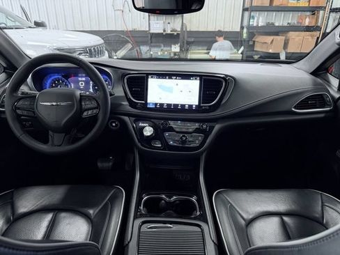 Used 2025 Chrysler Pacifica Limited FWD image 34
