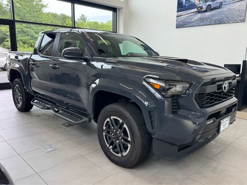 Used 2025 Toyota Tacoma TRD Sport AWD/4WD image 3