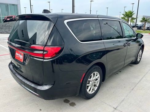 Used 2024 Chrysler Pacifica Touring-L FWD image 8