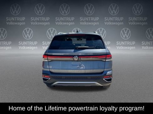 Used 2025 Volkswagen Taos SE w/ Panoramic Sunroof Package FWD image 5