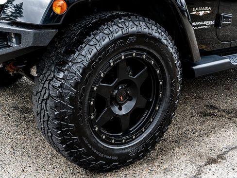 Used 2018 Jeep Wrangler Unlimited Sahara w/ Connectivity Group AWD/4WD image 13