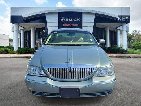 Used 2006 Lincoln Town Car Signature RWD image 2
