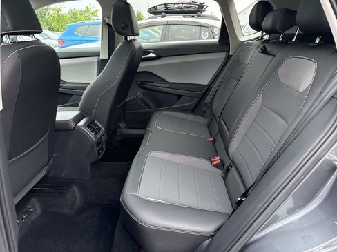 Used 2023 Volkswagen Taos SE w/ Panoramic Sunroof Package FWD image 11