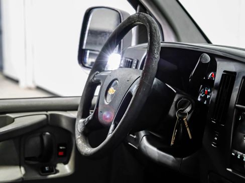 Used 2014 Chevrolet Express 2500 RWD image 20