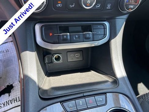Used 2022 GMC Acadia SLE w/ Driver Convenience Package FWD image 27