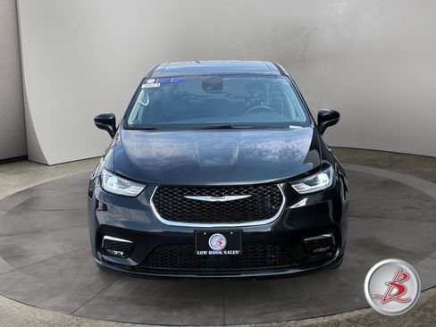 Used 2023 Chrysler Pacifica Touring-L FWD image 2