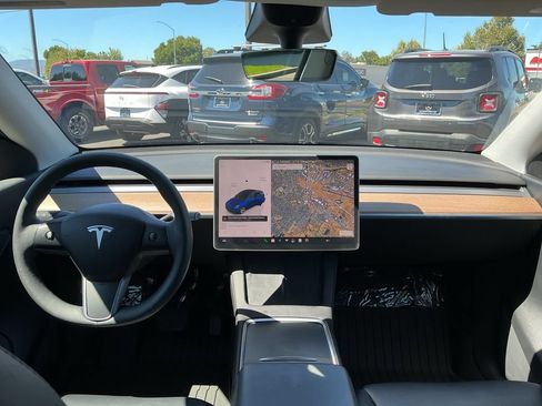 Used 2022 Tesla Model Y Long Range AWD/4WD image 24