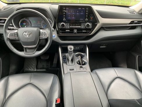 Used 2022 Toyota Highlander XLE AWD/4WD image 16
