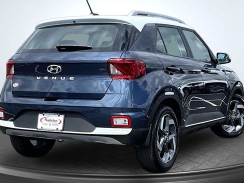 Used 2024 Hyundai Venue Limited FWD image 2
