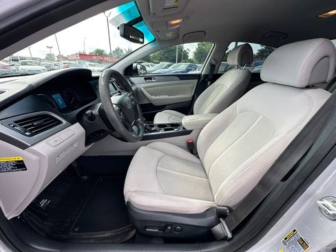 Used 2015 Hyundai Sonata SE w/ Option Group 09 FWD image 10