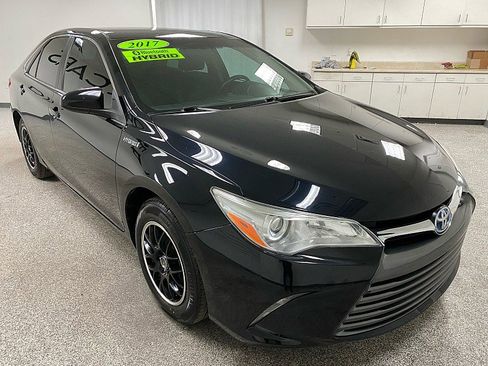 Used 2017 Toyota Camry LE image 3