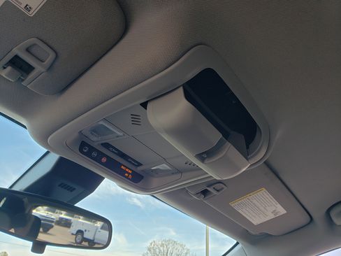 Used 2022 Chevrolet Equinox LT w/ Driver Convenience Package image 26