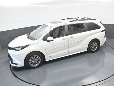 Used 2021 Toyota Sienna XLE image 51