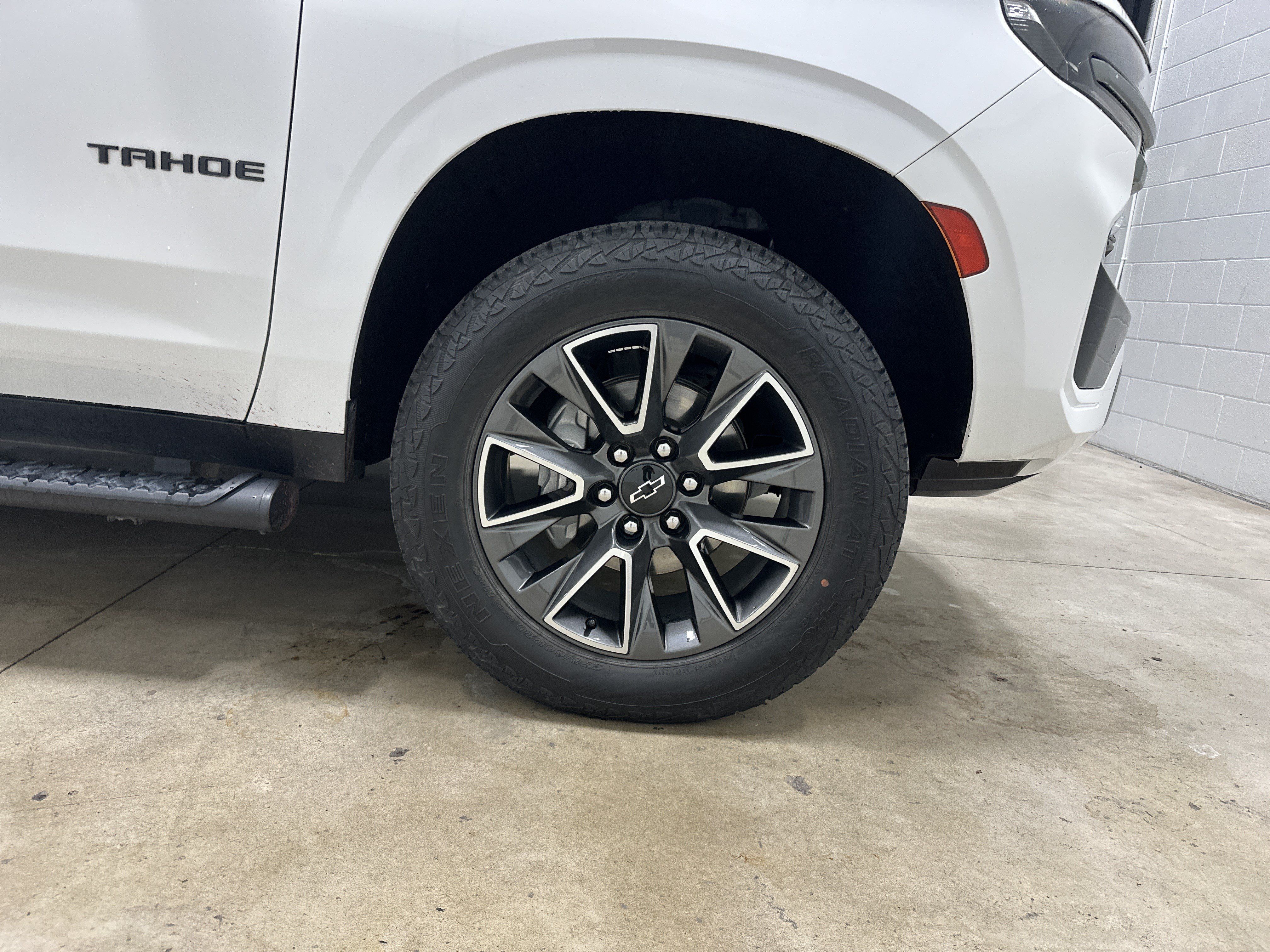 Used 2022 Chevrolet Tahoe Z71 w/ Luxury Package AWD/4WD image 13