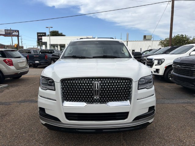 Used 2024 Lincoln Navigator Reserve AWD/4WD image 2
