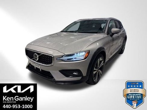 Used 2025 Volvo V60 B5 Cross Country Plus image 1