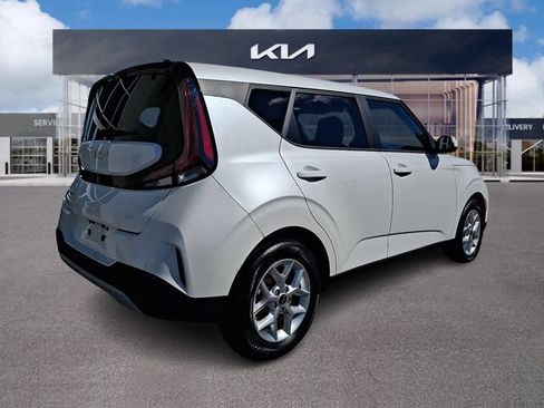 Used 2023 Kia Soul LX w/ LX Technology Package FWD image 6