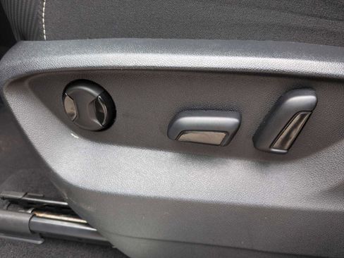 Used 2025 Volkswagen Atlas Cross Sport SE AWD/4WD image 17