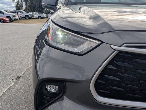 Used 2023 Toyota Highlander XLE image 10