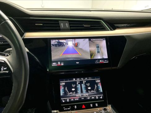 Used 2024 Audi Q8 e-tron Premium Plus image 21