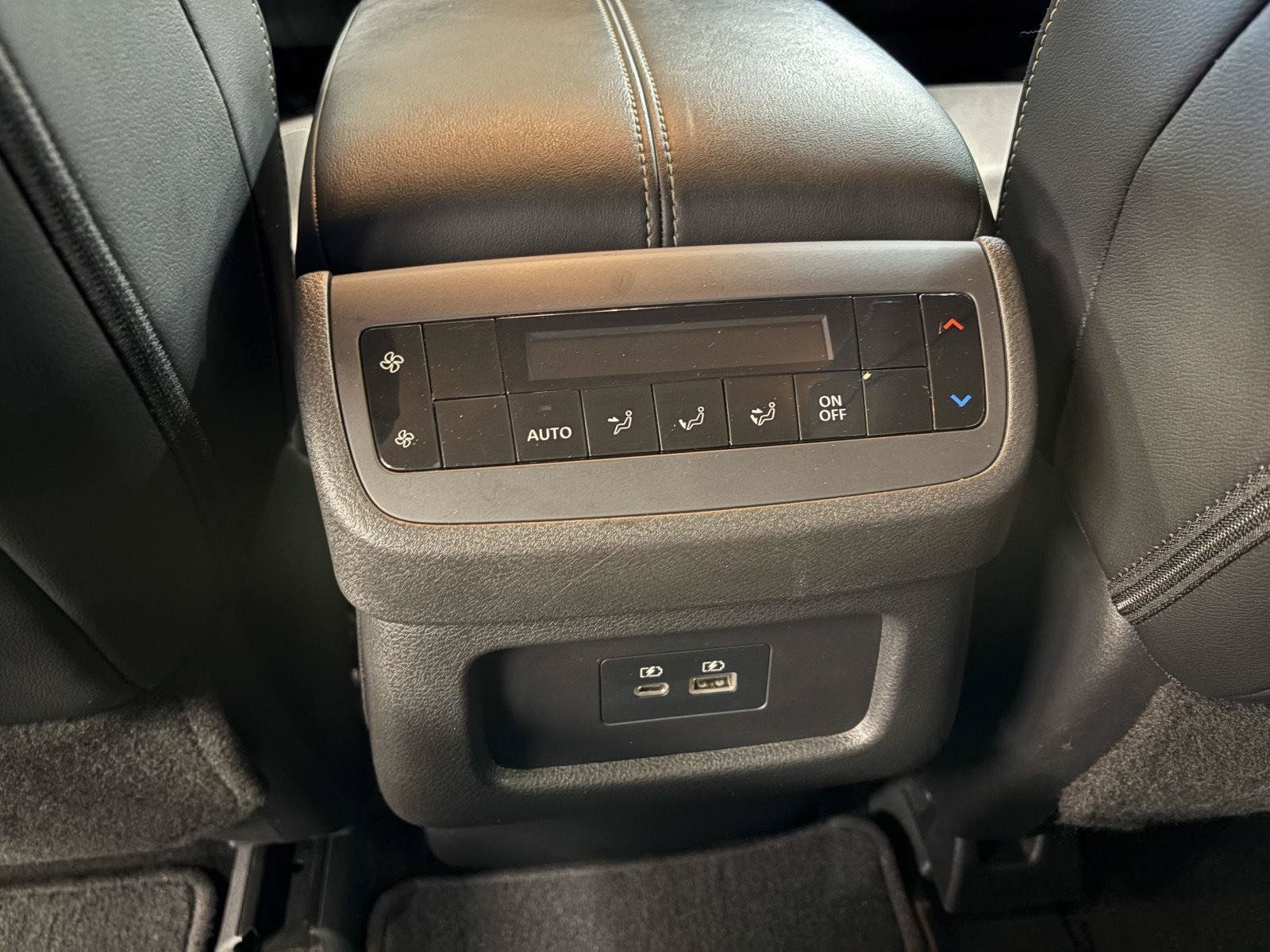 Used 2024 Nissan Pathfinder SL AWD/4WD image 23