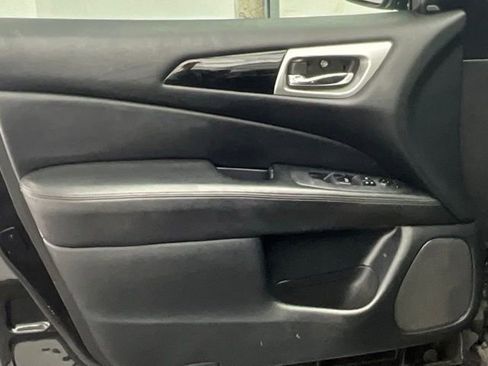 Used 2020 Nissan Pathfinder SV image 12