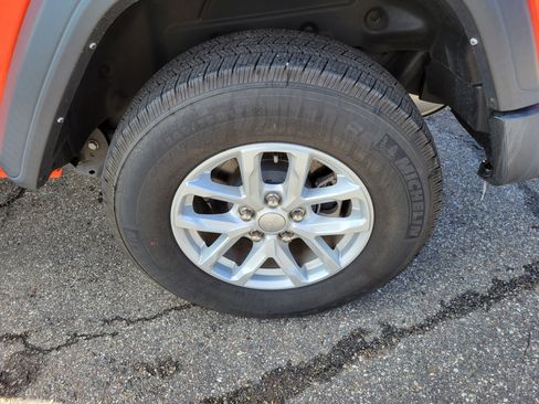 Used 2023 Jeep Wrangler Sport image 5