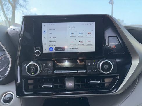 Used 2024 Toyota Highlander XLE FWD image 12