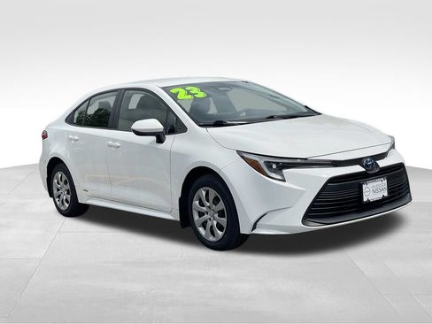 Used 2023 Toyota Corolla LE AWD/4WD image 3