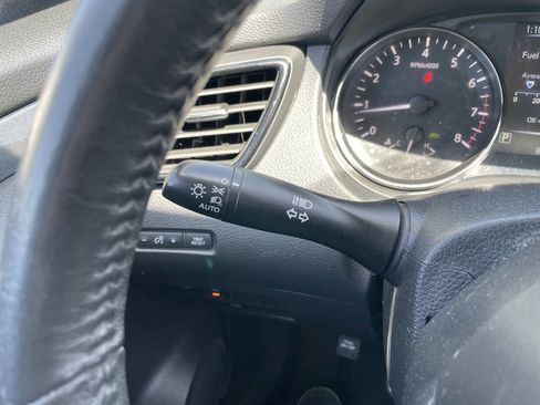 Used 2017 Nissan Rogue SV image 19