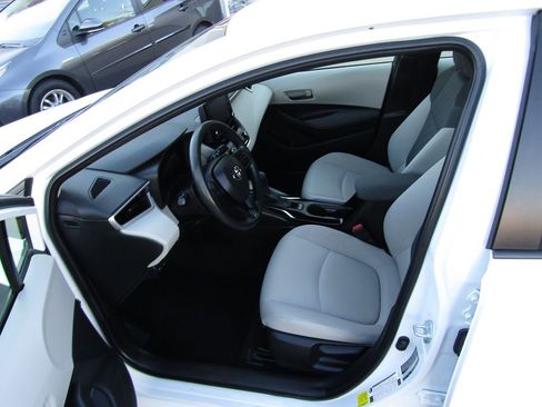 Used 2022 Toyota Corolla LE image 4