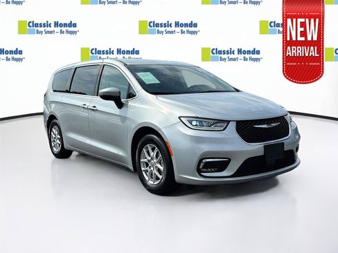 Used 2023 Chrysler Pacifica Touring-L FWD image 1