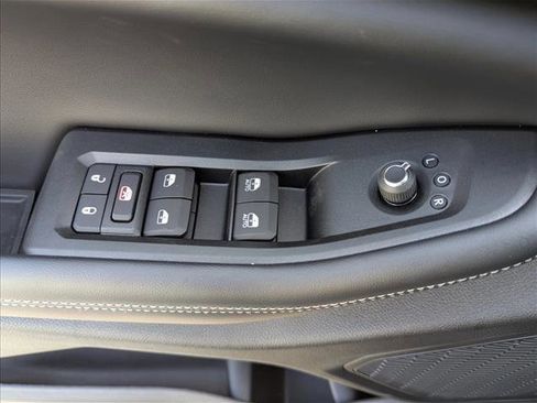 New 2025 Jeep Grand Cherokee Altitude image 10