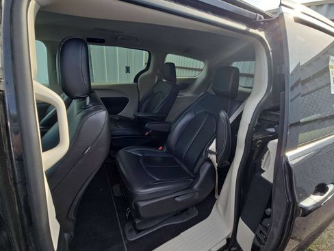 Used 2023 Chrysler Pacifica Touring-L FWD image 11