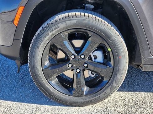 New 2025 Jeep Grand Cherokee Limited w/ Black Appearance Package image 7