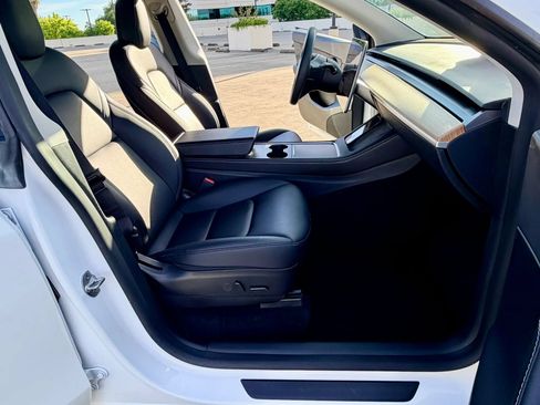 Used 2022 Tesla Model Y Performance AWD/4WD image 13