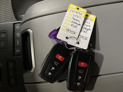 Used 2022 Toyota Highlander XLE image 27