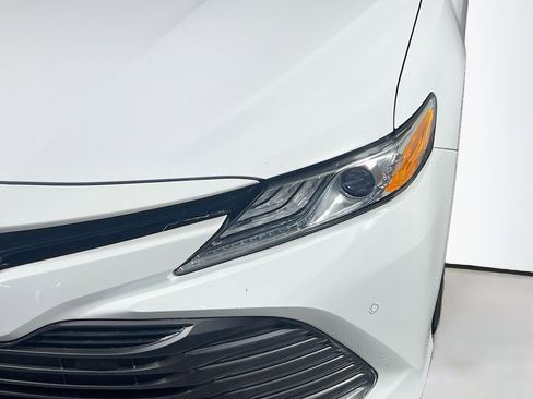 Used 2018 Toyota Camry XLE FWD image 12