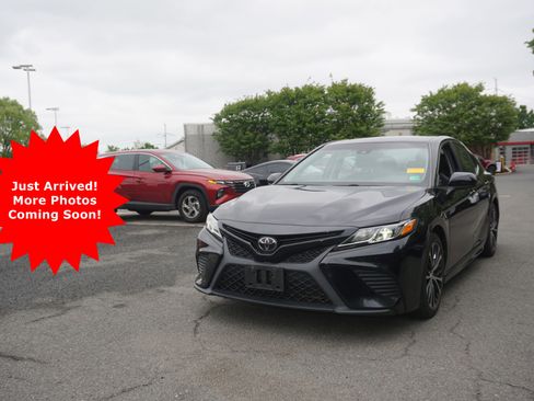Used 2018 Toyota Camry SE FWD image 1