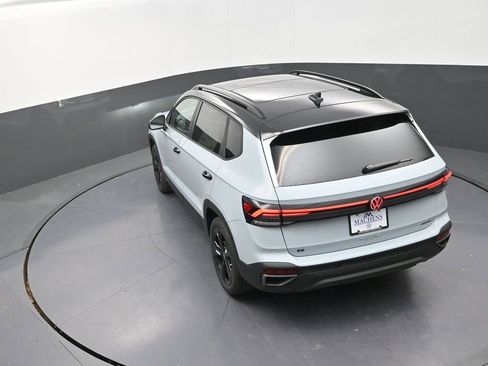 New 2026 Volkswagen Taos SE image 15