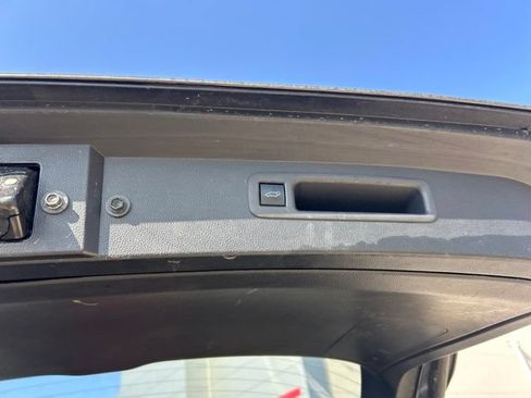 Used 2022 Toyota Highlander XLE AWD/4WD image 10