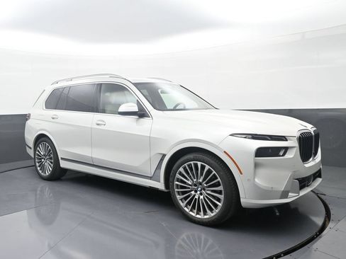 Used 2025 BMW X7 xDrive40i w/ Executive Package AWD/4WD image 3