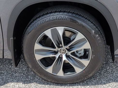 Certified 2024 Toyota Highlander XLE FWD image 11