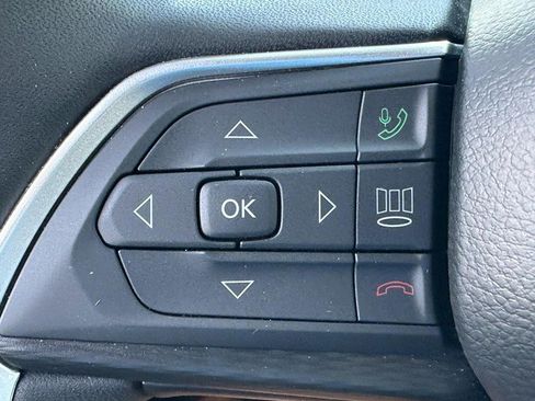 Used 2025 Jeep Grand Cherokee Altitude AWD/4WD image 18