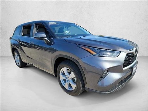 Used 2024 Toyota Highlander LE image 3