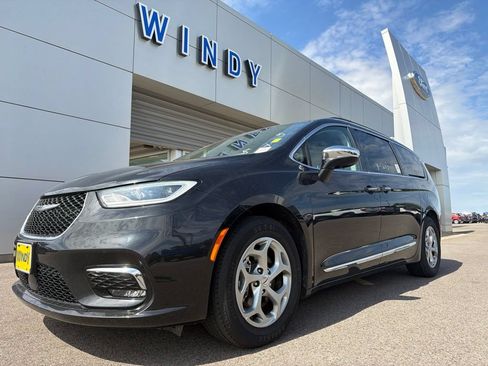 Used 2023 Chrysler Pacifica Limited FWD image 1