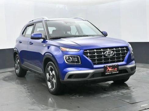 Used 2025 Hyundai Venue Limited image 2
