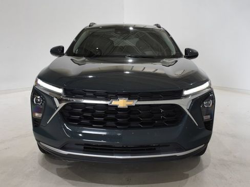 Used 2025 Chevrolet Trax LT FWD image 2